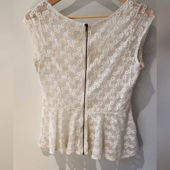 Sheer‎ Daisy Zippered Back, Perplum Top - Picture 3 of 5